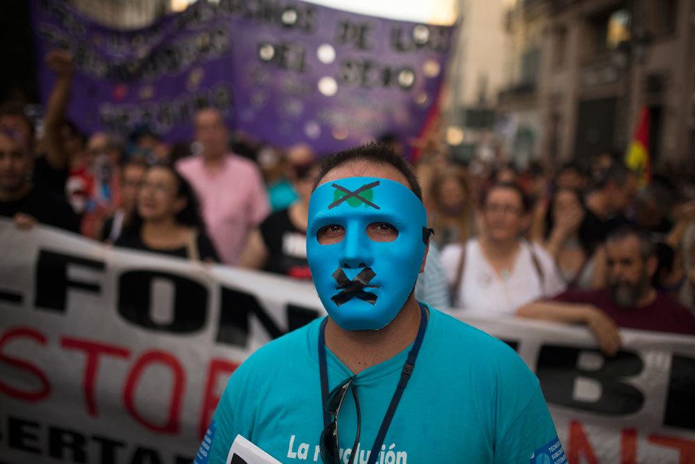 Internazionale's tweet photo. È stata definita abominevole. Cosa prevede e chi ha voluto la legge che imbavaglia la Spagna. http://t.co/auhZLmHwtW http://t.co/AXQX9OT5Gl