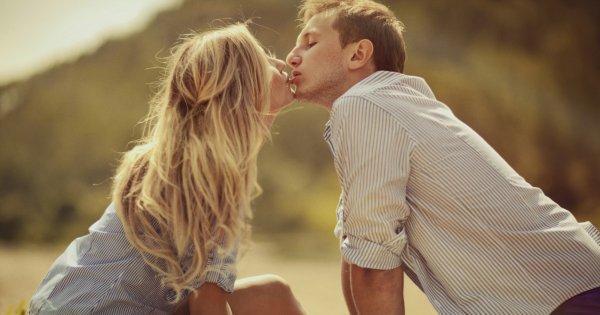 Cosmopolitan_fr's tweet photo. Qui voulez vous embrasser en cette #JourneeInternationaleduBaiser  ?http://t.co/S5i9AxJ2Fe http://t.co/pzKrioH1sK