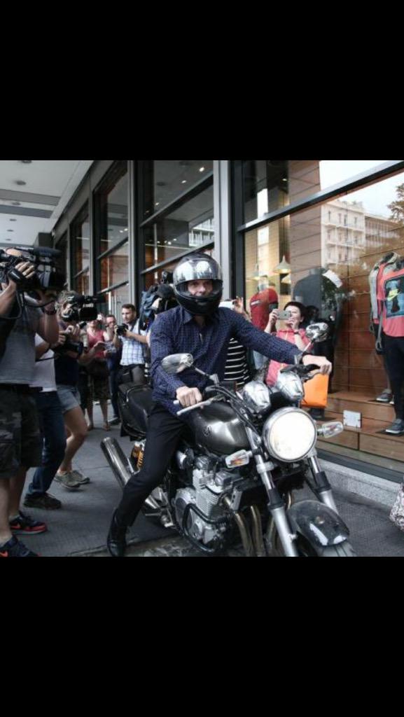 peristeraRa's tweet photo. Εφυγααααααααααα @PrimeministerGR #Save_Varoufakis http://t.co/3aRprEoMGu