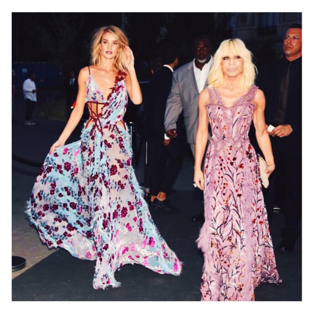 RosieHW's tweet photo. Attending the @Versace show in Paris last night and arriving at the @amfAR dinner with Donatella. #AtelierVersace ❤️🌹 http://t.co/GvnMAFxXQe