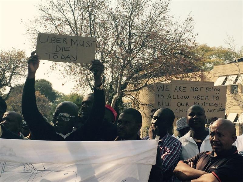 Sandton_News's tweet image. Meter taxi drivers allegedly attack @Uber car in #Sandton bit.ly/1NKZE82 #attack #UberProtest