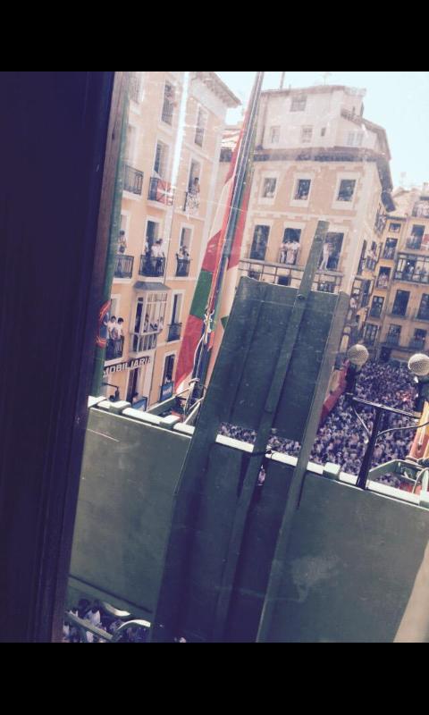OsertzM's tweet photo. urte asko pasa dira eta berriro Gure ikurriña Iruñeako udaletxeko plazan. IKURRIÑA #Libre #GoraSanFermin @Ikurrinak http://t.co/AGh295vIYJ