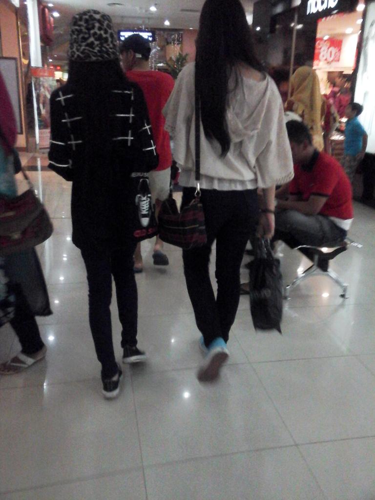 Paparazi ceritanya wkwk peace ka✌ <a href="/silviafma/">SIL</a> @vickymarend