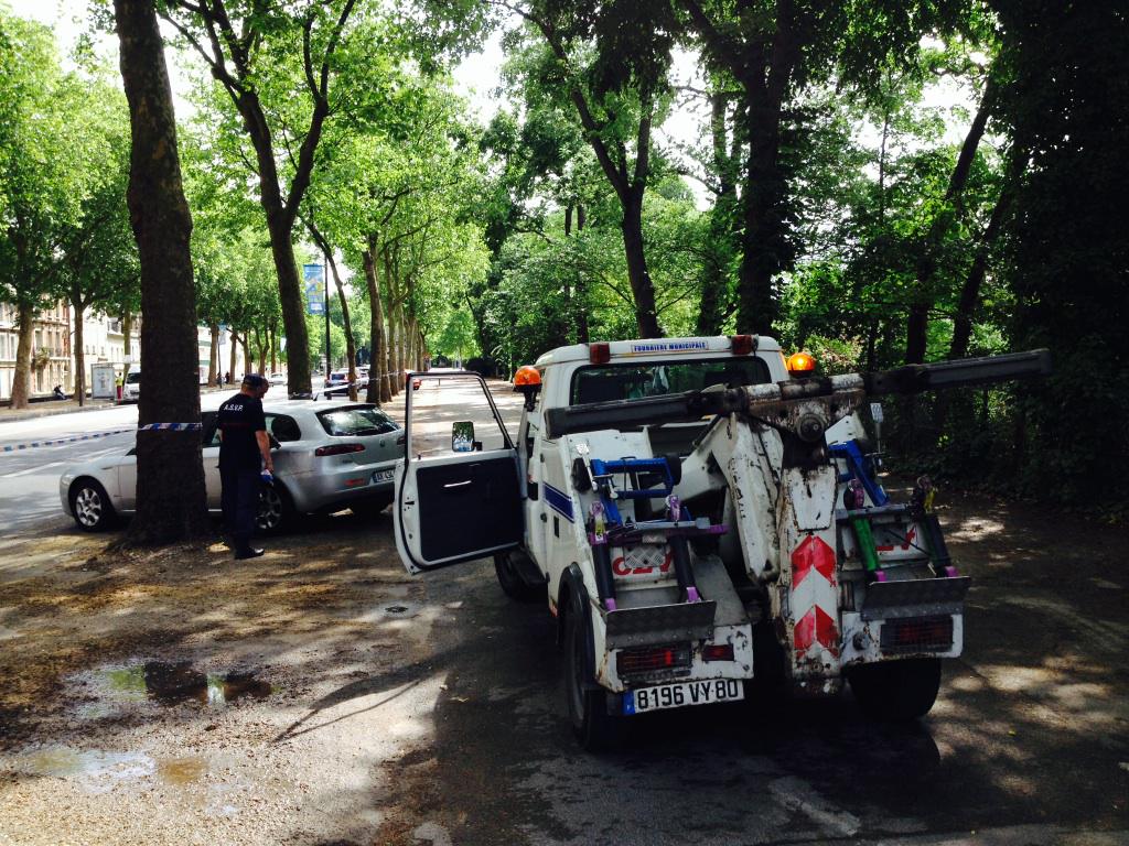 #AMIENS Le #TourdeFrance, c'est une belle fête (sauf pour celui qui laisse traîner sa voiture) courrier-picard.fr/region/amiens-…