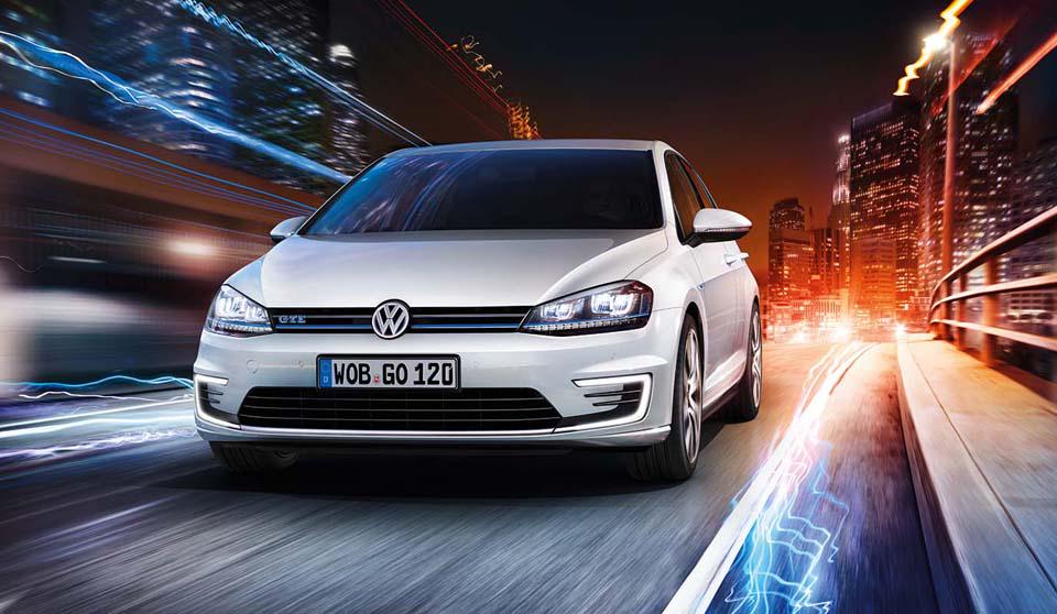 Our Golf GTE has been crowned Green Car of the Year by <a href="/GreenCarGuide/">Green Car Guide</a>! RT if you want the green machine on your fleet