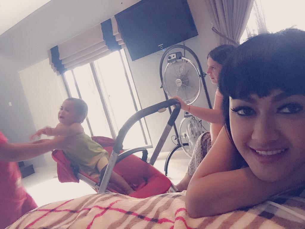 juliaperrez's tweet photo. Mau nya di gendong.. Ini lah anak2 uda gede di indonesia.. Uda kaga mau pake strolerrr 😀 http://t.co/0uH4TGiAzI