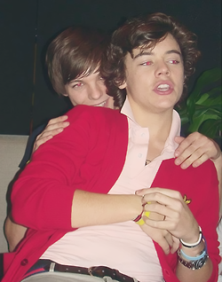 GraceWedge's tweet photo. THIS MAKES ME USTABLE. AND HE GAVE HIM THE JACKET.
#ModestLetLarryOut #WeWillSupportLarry #LarryStylinsonProject http://t.co/RkFthzy4CQ