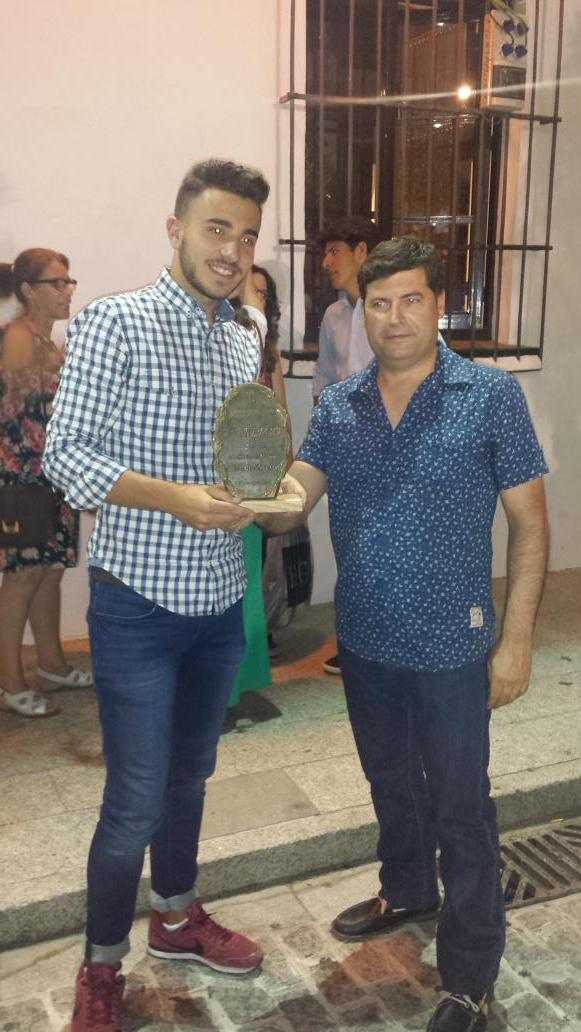 bandatrigueros's tweet photo. Parte de nuestra banda ayer recibiendo nuestro trofeo de segundo puesto en el certamen de bandas de Olivares 2015 http://t.co/lPwHyJQrb9
