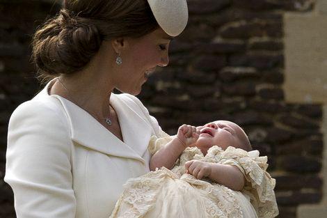 KAYAsieraden's tweet photo. Op zondag 5 juli werd prinses Charlotte gedoopt, de dochter van Kate Middleton en prins William! http://t.co/73tpfeybIb