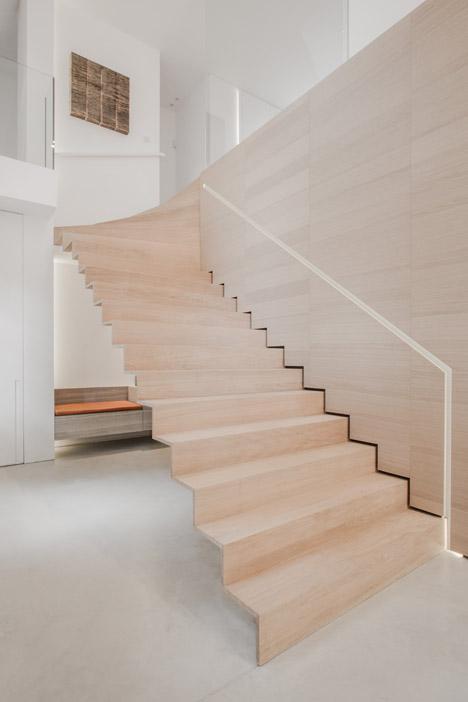 LakeShoreStair's tweet photo. RT @Dezeen: Reader comment: "That's one beautiful staircase" http://t.co/bCAZjtVFOJ #interiordesign http://t.co/2MdY6yZaIX