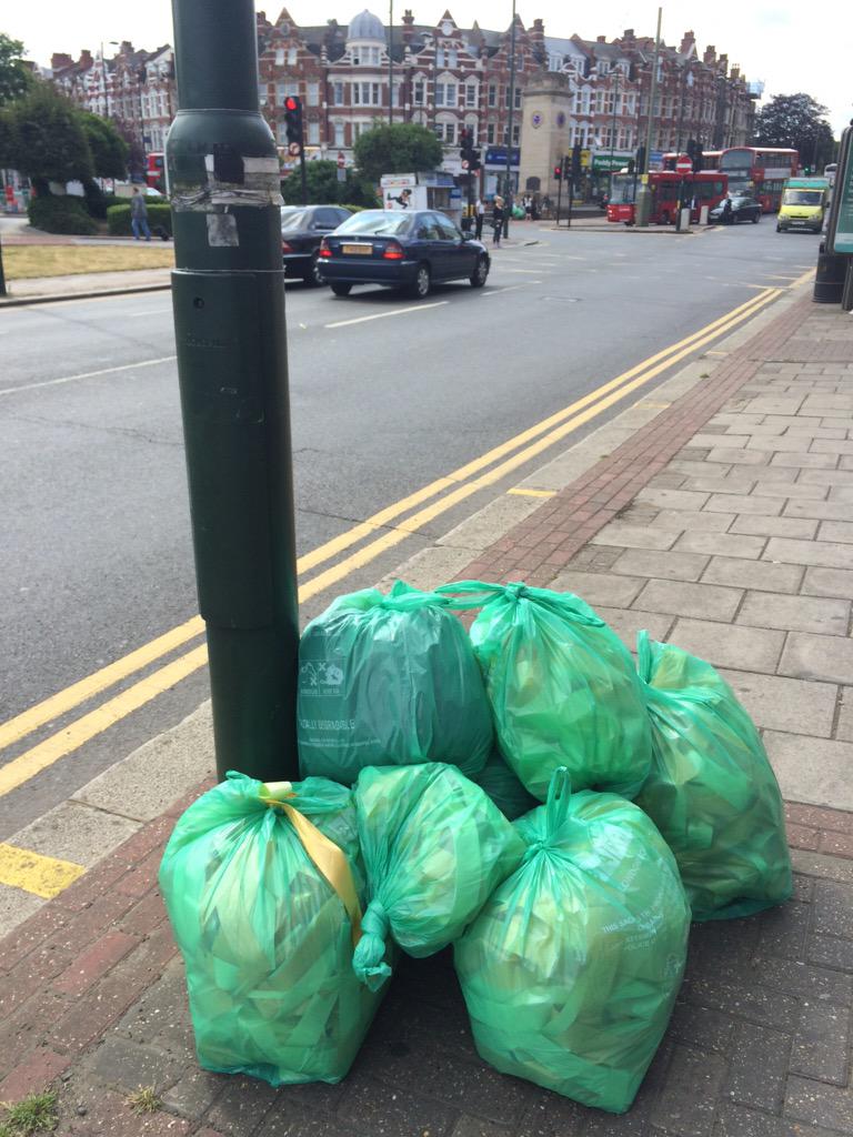 CST_UK's tweet photo. Even the @BarnetCouncil bins are in gold+green spirit during @GG_Together cleanup. Proud to be involved in campaign http://t.co/MrAE0oBxl8