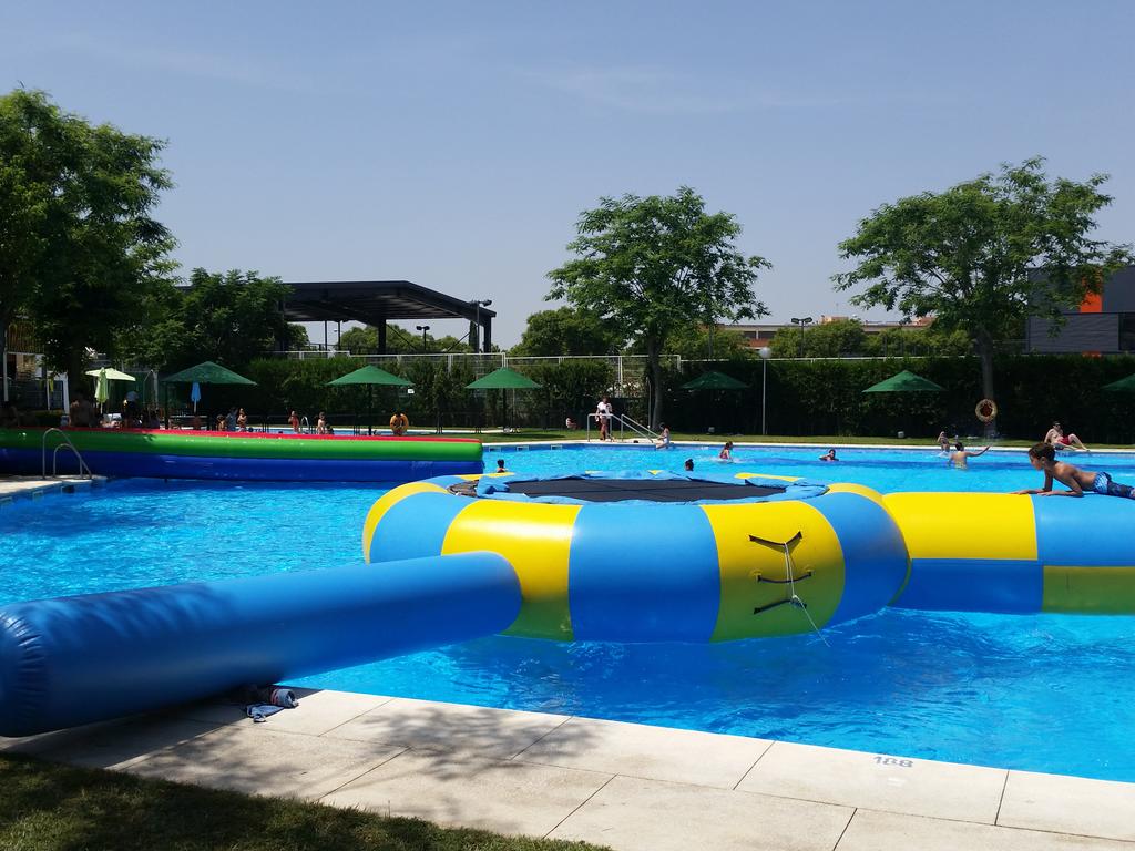 Los niños disfrutan en <a href="/Mirestepolis/">Campus Mirestépolis</a> con los hinchables <a href="/Seteymon2006/">Seteymon2006 S.L</a>. Cama elástica, deslizator y alfombra mágica