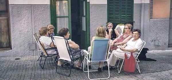 UnAlumnoDice's tweet photo. NADA COMO LAS ABUELAS AL FRESCO.
ESTO SI ES UN GRUPO Y NO LOS DE WHATSAPP. http://t.co/ExNULao1Rn