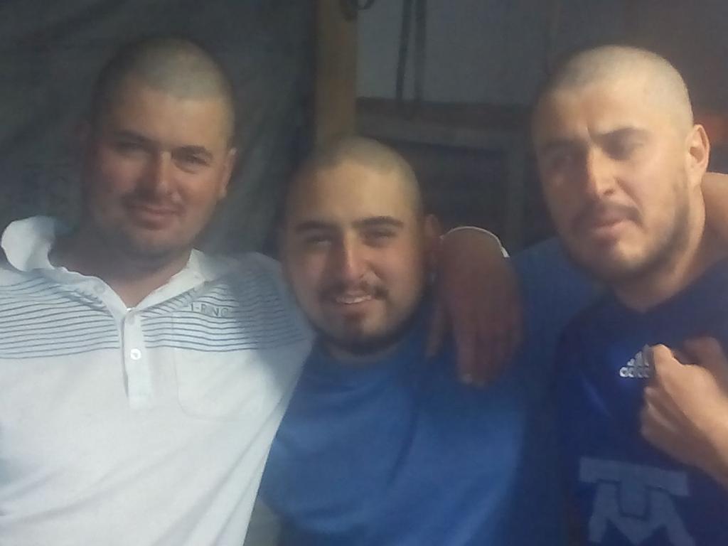PazPat's tweet photo. @muchogustoMEGA mis primos pagando apuestas ...jkjkjjkkjkk http://t.co/kJlFZuyH83