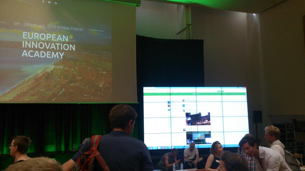 ChrGoettsche's tweet photo. Tweetception #mittweeterpåstorskærm #twitterkendis #EIA2015 #csaudk #yourniversity http://t.co/nD523IrAQd