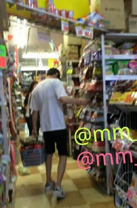 _EXOLINE12's tweet photo. 150704 - แฟนญี่ปุ่นที่เจอชานยอลบอกว่า ชานยอลตัวจริงสูงและขาเล็กมาก ดูจากในรูปขาเล็กว่าผญอีก😂 cr.mm_0358 v.yixinqins http://t.co/ytD5FMNgAc