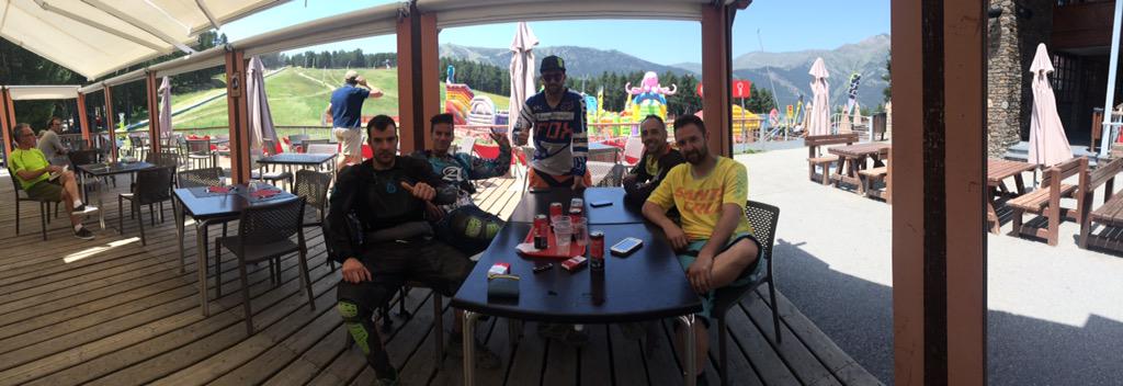 AiJimeno's tweet photo. Birthday celebration!! @Vallnord @NesJimeno http://t.co/HB2rKy3wQU