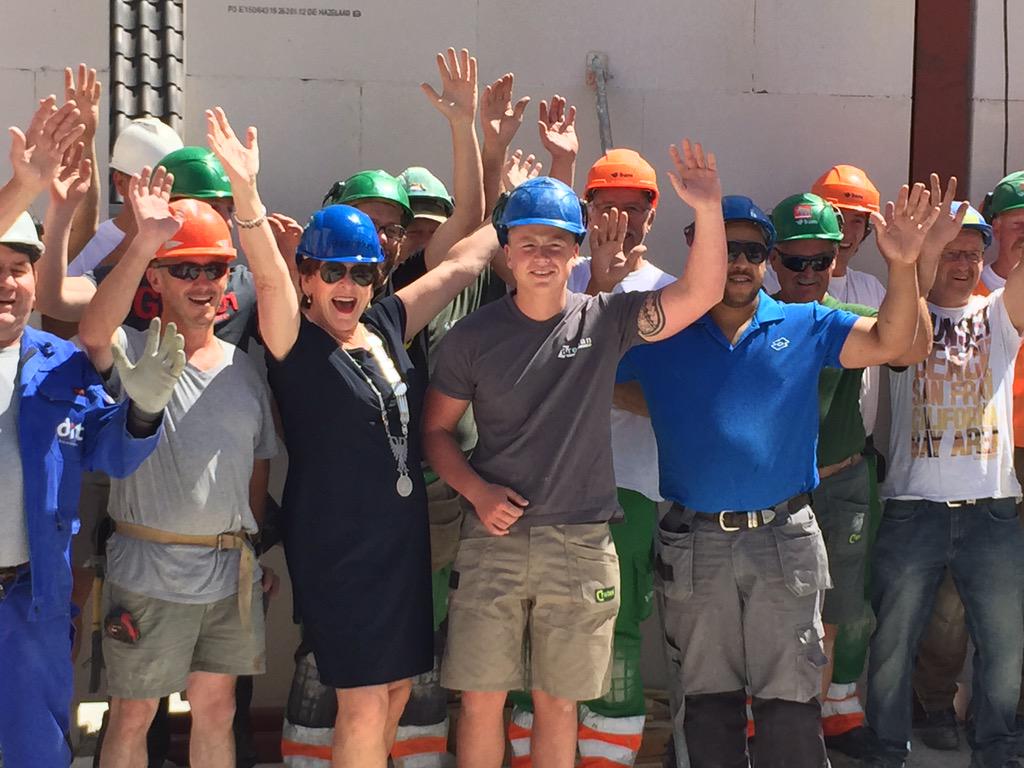 mirjamclermonts's tweet photo. Vol trots in dubbelfunctie nieuwe bewoner en burgemeester het hoogste punt gevierd met alle mankracht @NieuwProosdij http://t.co/w2Sj3KrHnE