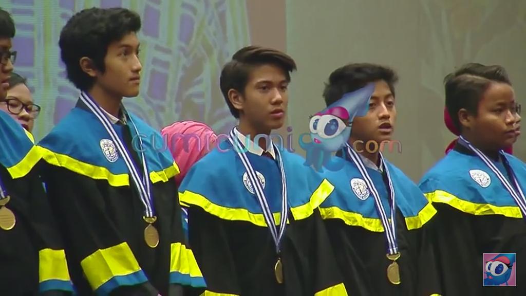 ifhasoniq's tweet photo. “@handsome_CJR: @Iqbaale dapet penghargaan sebagai siswa berprestasi di sekolahnya http://t.co/LxyfGjVAcv”