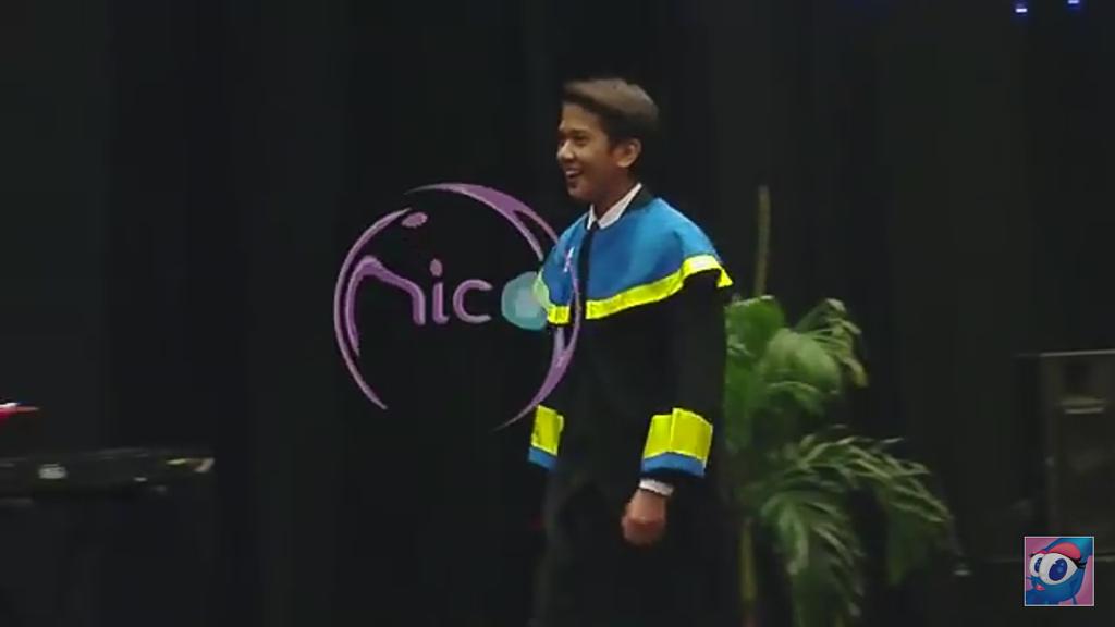 ifhasoniq's tweet photo. “@handsome_CJR: @Iqbaale dapet penghargaan sebagai siswa berprestasi di sekolahnya http://t.co/LxyfGjVAcv”