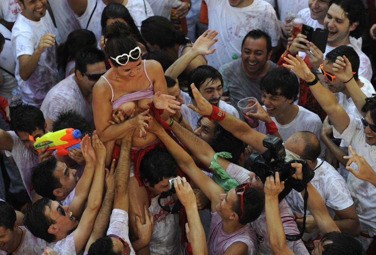 arde_republica's tweet photo. La otra cara de San Fermín, lo que no te mostrará la TV:
 Sexismo, machismo y maltrato animal. #SanFermin2015 http://t.co/A33R1MYG5q