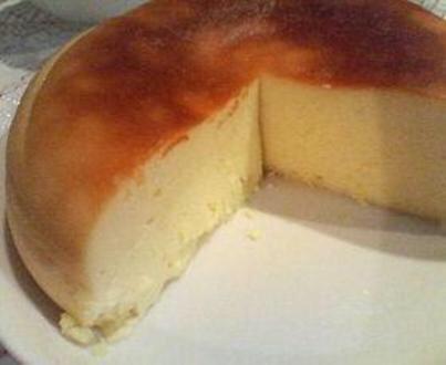 炊飯器チーズケーキ
炊飯器にクリームチーズ100g
砂糖50g
卵2個
生クリーム100g
レモン汁少量
ホットケーキミックス50g
の順番に加えては練るを
繰り返して材料を混ぜ合わせます。

そして炊飯ボタンを押すだけ♪