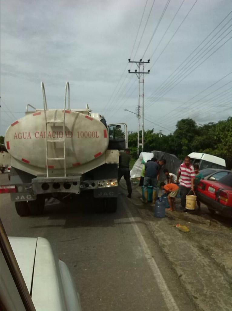 Cosole_Roj's tweet photo. El Gobierno Bolivariano ayuda al pueblo de #Apure con todo lo necesario! #VenezuelaNoSeRinde @NicolasMaduro http://t.co/E2pWCDvsEG