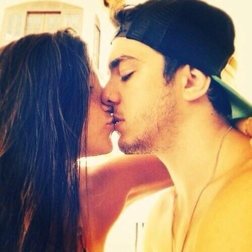 好きな人より 
かっこいい(かわいい)って 
思う人はたくさんいる。 
でもなぜか付き合いたいとは思わない。 
好きな人って 
言葉では言い表せない 
何かを持ってる。