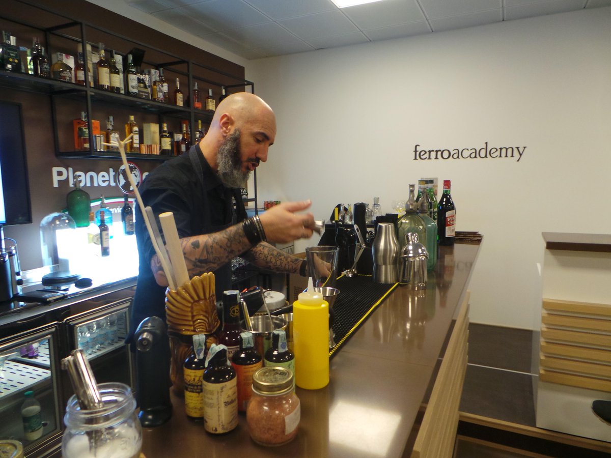 FerroBeverage's tweet photo. Lunedì 13/7 da @ferrowinestore vi aspettano gli #Old #Style #Drink con @PlanetOneSer per #stupire i vostri #clienti! http://t.co/l6yDVZY27z
