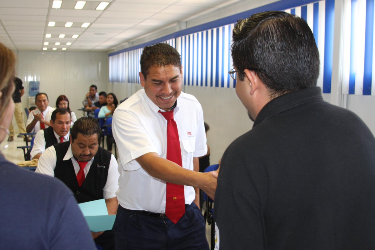 JPadillaZ's tweet photo. Siempre es un gusto reconocer a los operadores destacados por su esfuerzo en el servicio del @MetrobusCDMX @CisaMX http://t.co/saUfQlXWs2