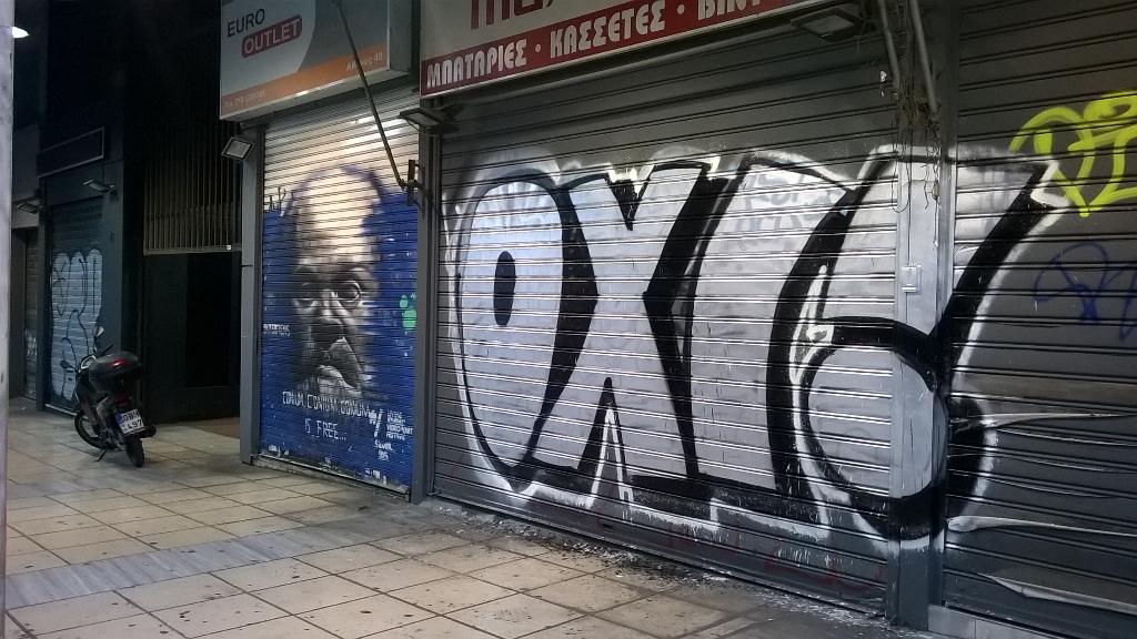 camille_neveux's tweet photo. Rue Athinas toujours: les graffeurs se sont emparés du OXI #refgr http://t.co/FzimrTat8k