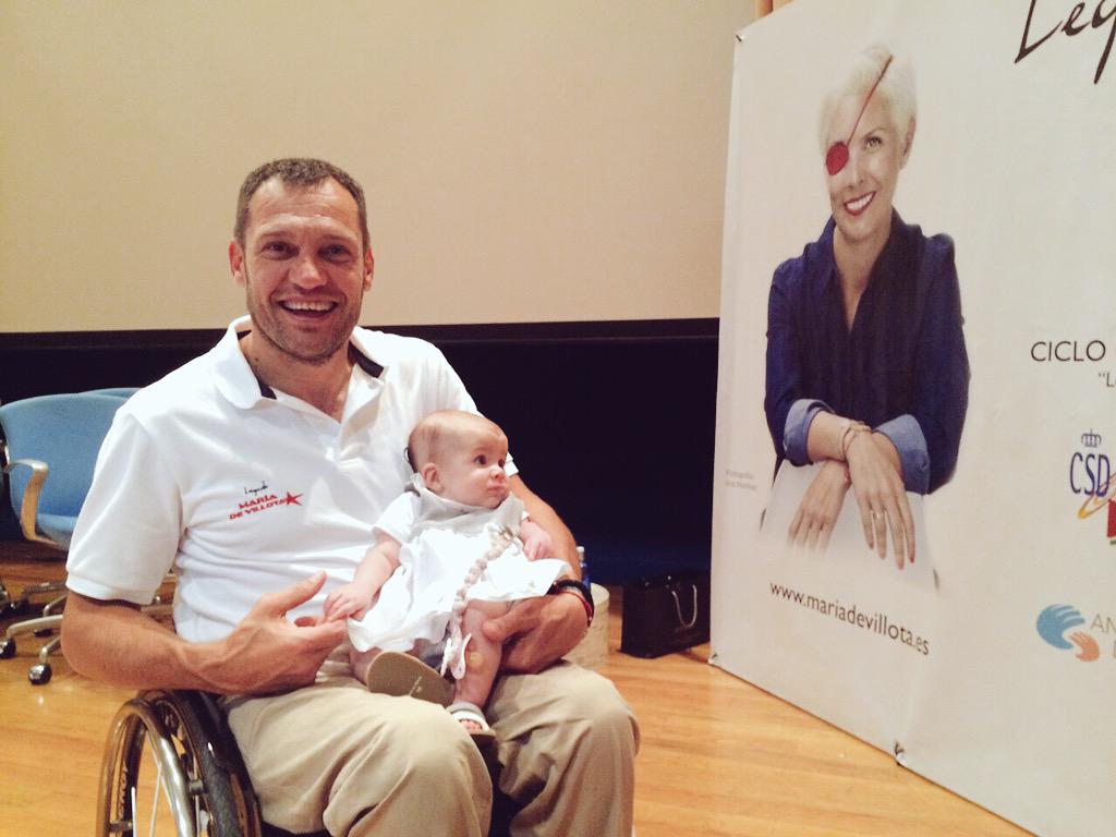 miriam_ia's tweet photo. Nuestra pequeña campeona entre dos grandes campeones: @albertllovera y María de Villota en @legadomaria http://t.co/seoFBcGzTH