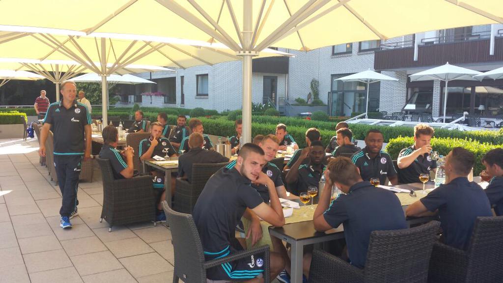 knappenschmiede's tweet photo. #U23-#Traininglager: Grillabend nach einem anstrengenden Tag mit 3mal Training. #schmiede #s04 #Schalke http://t.co/BaqGTkwMH3