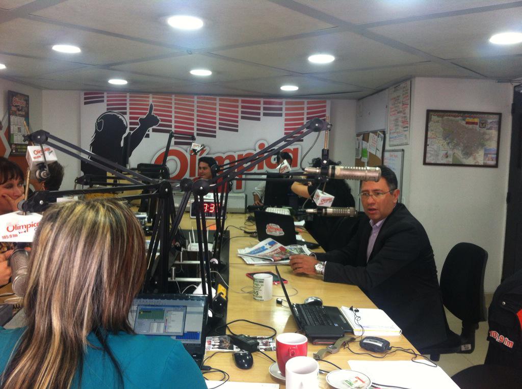 achury25's tweet photo. @johnchcoach en los estudios de @OlimpicaStereo aconsejando sobre #Finanzas #Dinero @onegroupmusic @promomusical http://t.co/lrz4Th6WUp