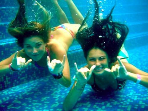 Swim friends. Подводная съемка на общественном пляже. Girls friends Swim Underwater. Swimming with girlfriend.