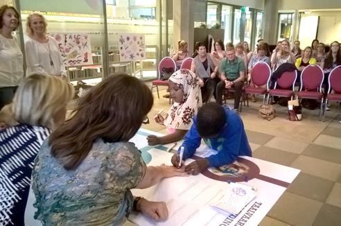 breda's tweet photo. Ondertekening 'Manifest VVE': nieuwe afspraken voor een goede (voor)school(se) start http://t.co/miM6eacrZG http://t.co/yI7iUVYG2Y