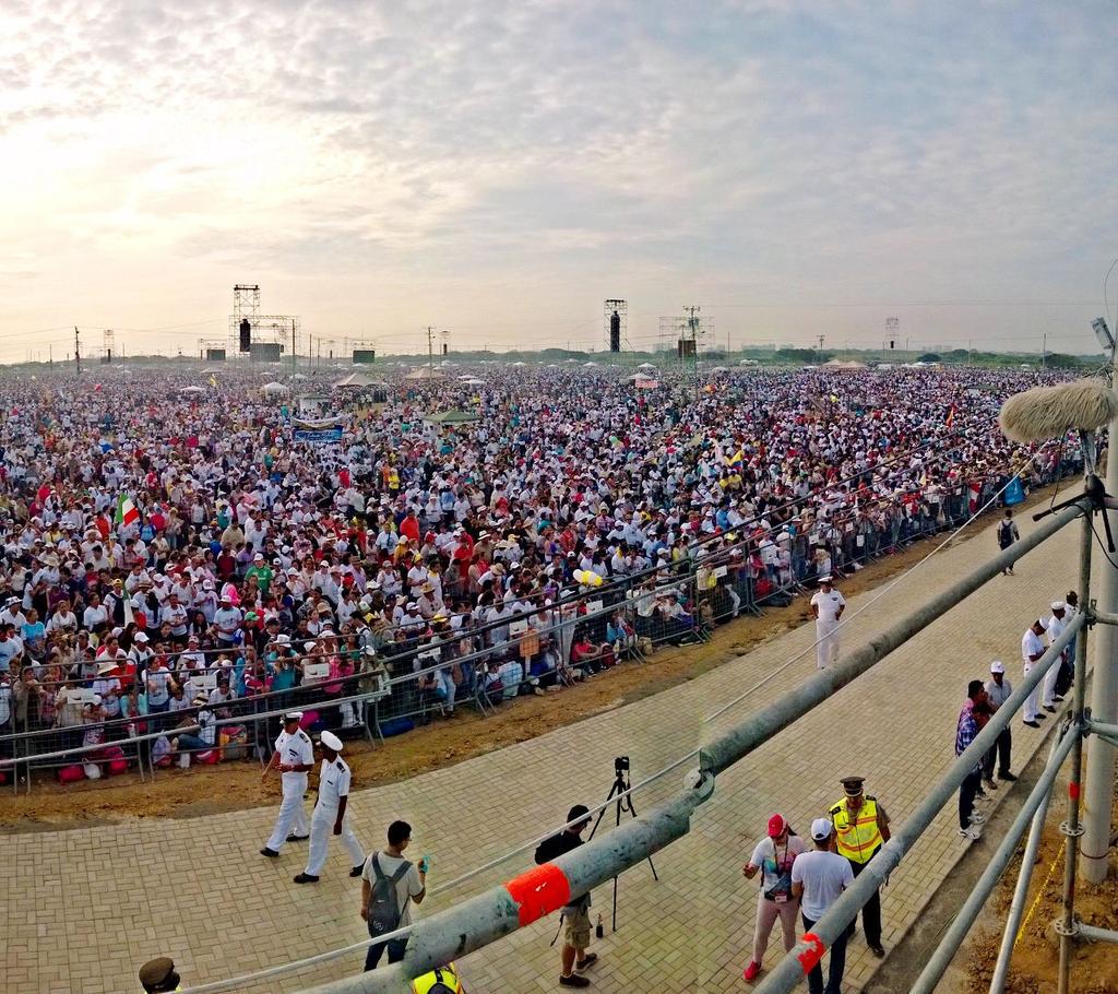 PublicaFM's tweet photo. #EcuadorTeAbraza: Así luce el Parque Samanes en #Guayaquil donde miles de fieles esperan al Papa Francisco. http://t.co/KXchcBvQwS