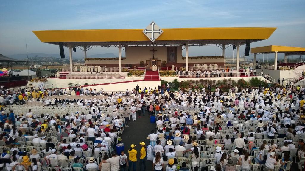 PublicaFM's tweet photo. #EcuadorTeAbraza: Así luce el Parque Samanes en #Guayaquil donde miles de fieles esperan al Papa Francisco. http://t.co/KXchcBvQwS