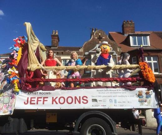 NorwichCastle's tweet photo. @JeffKoons inspired by your beloved Colonial Day Parade @KoonsCollab made their own version at #LordMayorsProcession http://t.co/mqTM0PBQCD