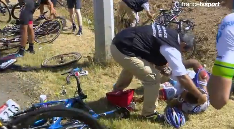 LeTour's tweet photo. De nombreux coureurs bléssés / Lots of riders injured @f_cancellara, @willbonnet, @simongerrans.... #TDF2015 http://t.co/jp7J8m4Th7