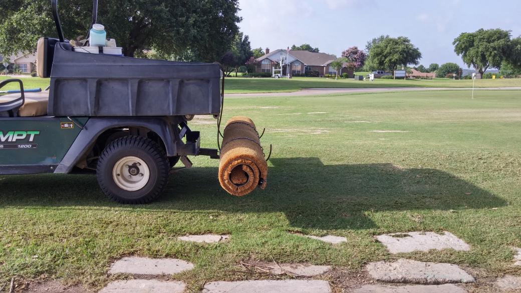 jamie_kizer's tweet image. Turf tip , tired of lifting a heavy cocoa matt , bend some rebar and hang over bed of cart #gettingtooldforthis