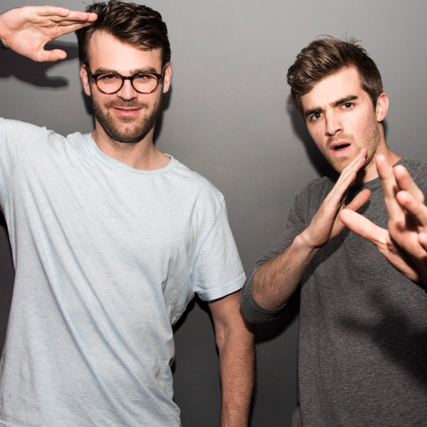 Featurefm's tweet image. At #featurefm we&apos;re dancing our way into Monday w/ @TheChainsmokers &quot;Julian&quot; #songoftheday hubs.ly/y0X_xP0