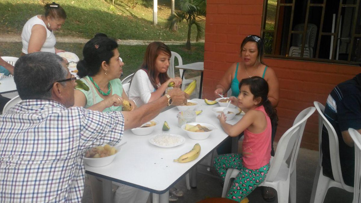JCPalacioF's tweet photo. Compartiendo un día muy agradable con la comunidad de Gualandayes. Gracias por su recibimiento y acogida. http://t.co/Cof6yvjLT8