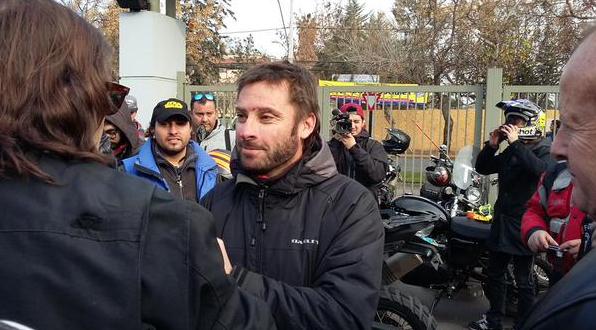 latercera's tweet photo. Llega @ChalecoDakar para comandar la caravana por Carlo de Gavardo. Vía @lt_deportes http://t.co/uoiyom5eRe