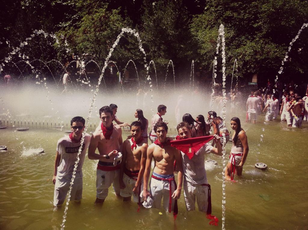 moriisequis's tweet photo. Despues del chupinazo un chapuzon no viene mal 😂😂😂 y mas si estas pedo 😂😂👌 #sersis #SanFermin2015 http://t.co/RtKfuuOBsL