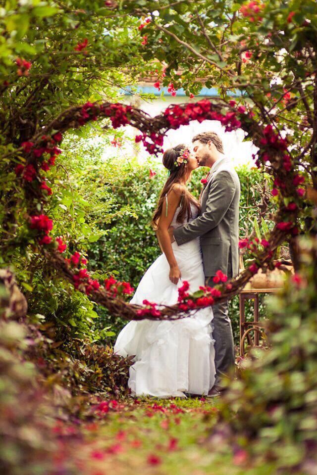 BayleyWedGirl's tweet photo. What a beautiful way to capture your special day. A stunning #garden for a gorgeous couple! #Wedding #WeddingPlanner http://t.co/PFa99UPq0N