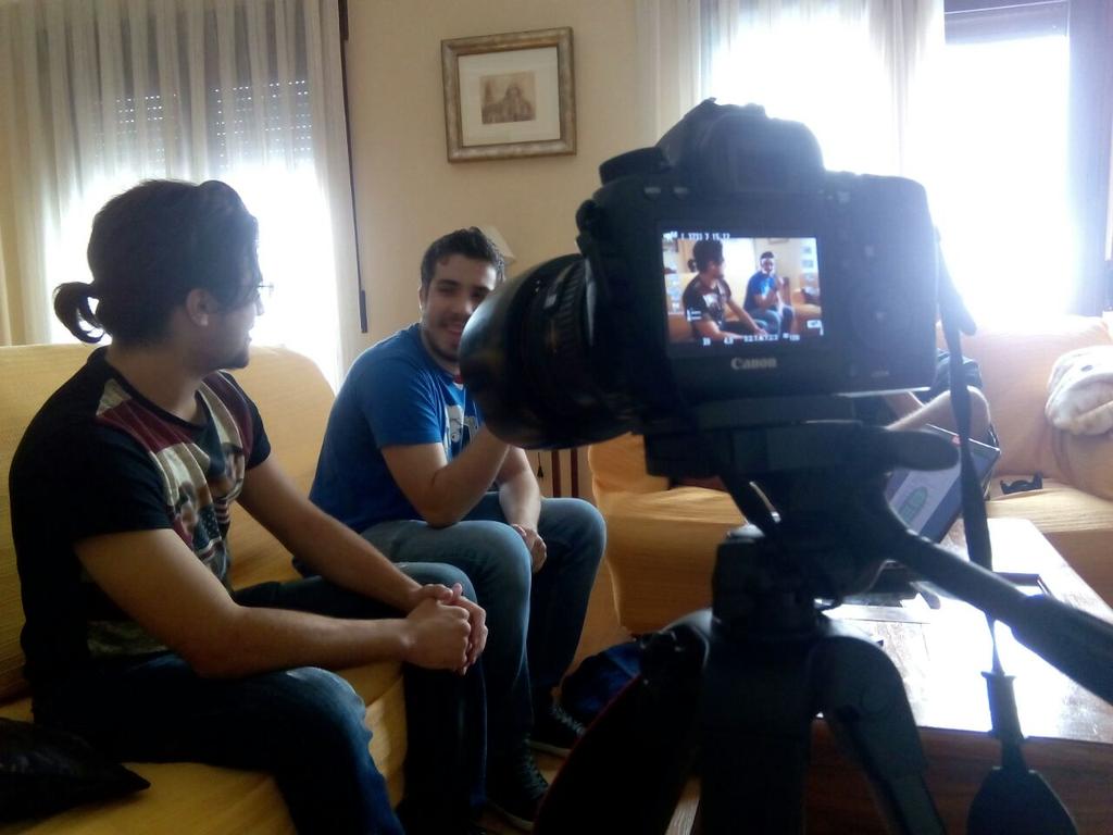 MalditosBrujos's tweet photo. Os dejamos una instantánea del rodaje del primer sketch del canal de @PedroJRuiz_ 😇 Haciéndose autocompetencia. 😂 http://t.co/E9uXrH3TqE