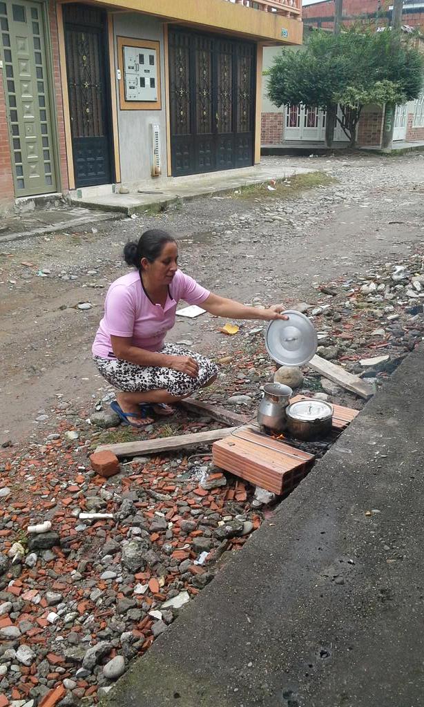 yadichava's tweet photo. No hay gas pero aun asi estamos hacuendo la comidita @ovidionodmal http://t.co/txLDso30Xu