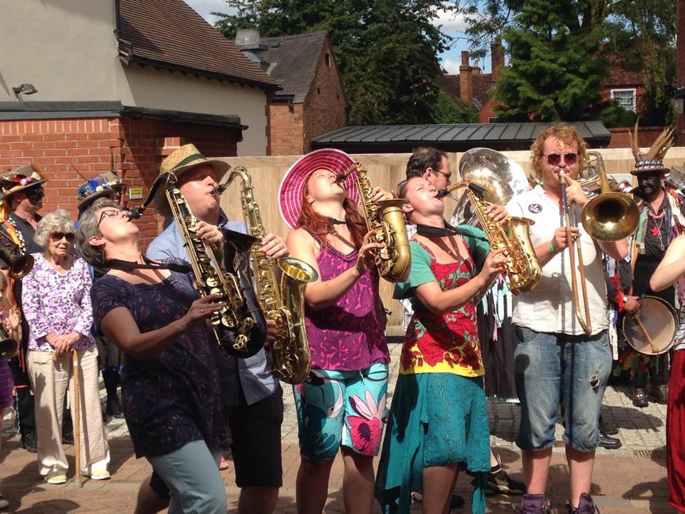 LauraSociety's tweet photo. @TheRosewarwick @WigWarwick see you @warwickfolkfest with @Steamchicken https://t.co/l8huHkY0WP http://t.co/Xy3f2IrZ8C