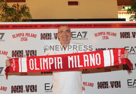 NewPressService's tweet photo. #Milano - #presentazione nuovo capo #allenatore #basket pallacanestro #Olimpia #EA7 Jasmin Repesa Sciarpa http://t.co/TyfZobXLeK